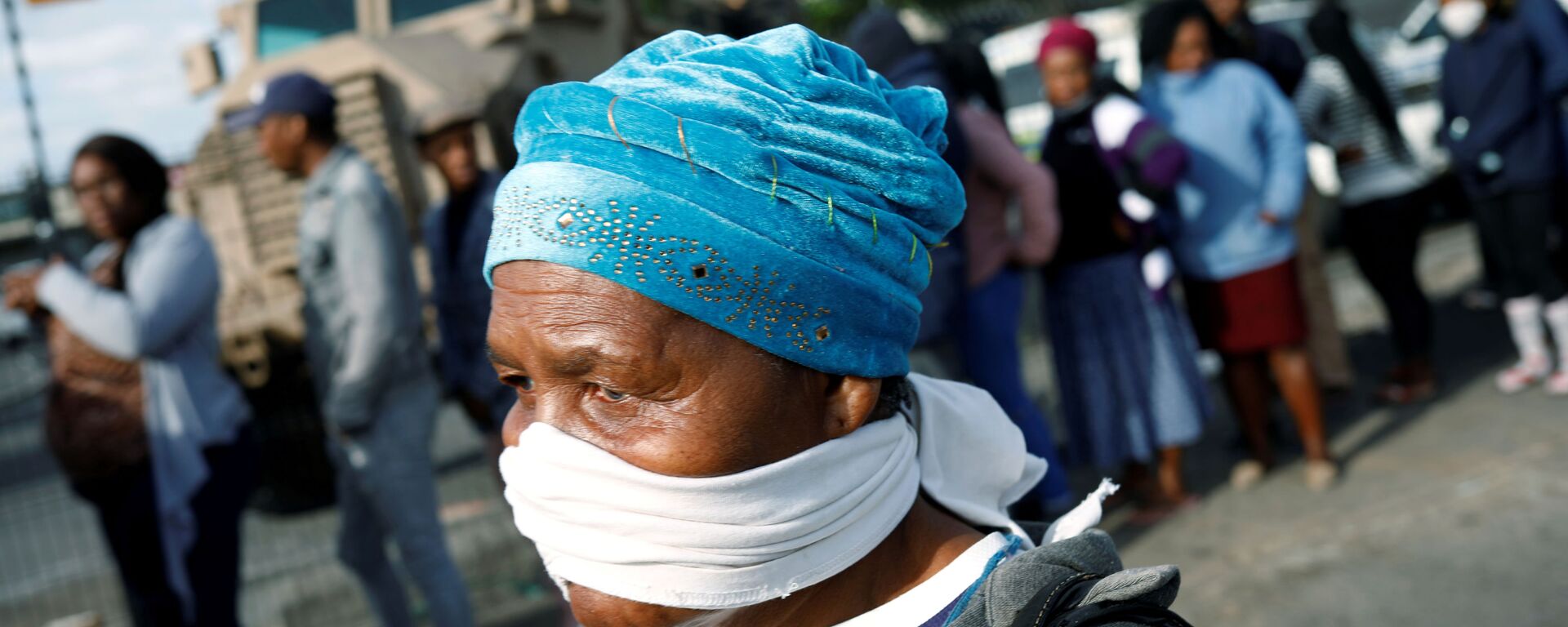امرأة مسنة تغطي وجهها بقناع مؤقت خلال جائحة فيروس كورونا في جنوب أفريقيا - سبوتنيك عربي, 1920, 10.02.2021