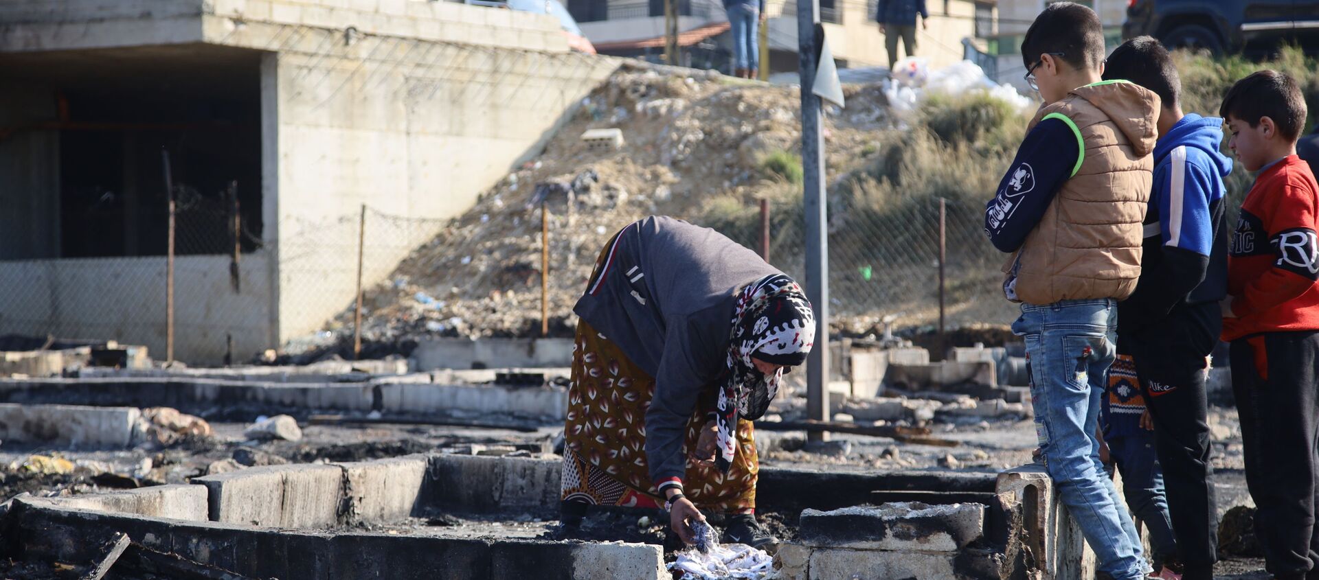 وفد من السفارة السورية يزور المخيم الذي تم إحراقه شمال لبنان - سبوتنيك عربي, 1920, 29.12.2020