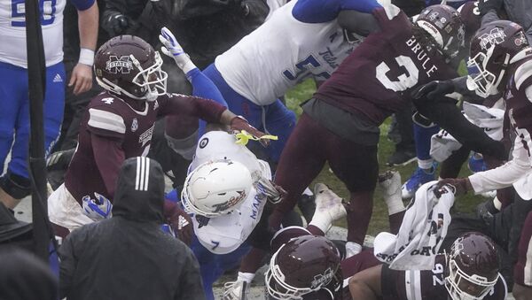 اشتباك كبير بين فريقي تولسا وميسيسيبي في دوري كرة القدم الأمريكية - سبوتنيك عربي