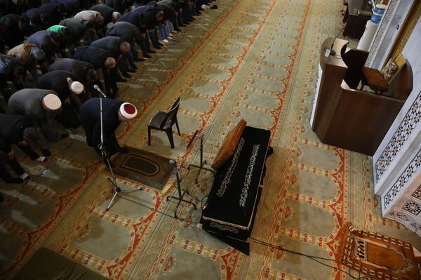 إقامة صلاة  الميت على الراحل المخرج السوري حاتم علي - سبوتنيك عربي