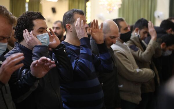 إقامة صلاة الميت على روح الفقيد حاتم علي من داخل جامع الحسن في دمشق - سبوتنيك عربي