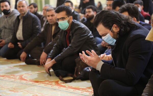 من داخل المسجد حيث تمت إقامة صلاة الميت على روح الراحل حاتم علي - سبوتنيك عربي