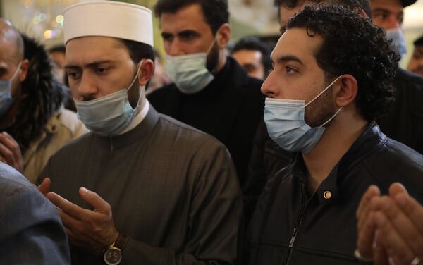 من داخل المسجد حيث أقيمت صلاة الجنازة على روح الفقيد حاتم علي - سبوتنيك عربي