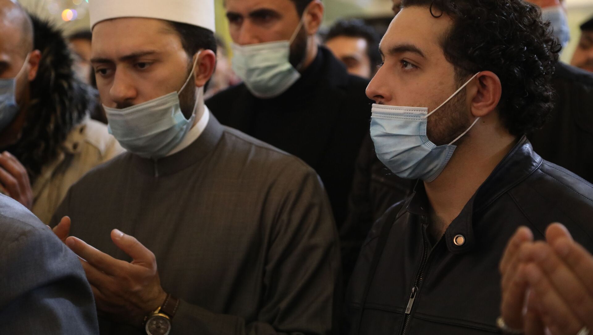 من داخل المسجد حيث أقيمت صلاة الجنازة على روح الفقيد حاتم علي من داخل المسجد حيث أقيمت صلاة الجنازة على روح الفقيد حاتم علي - سبوتنيك عربي, 1920, 14.04.2021