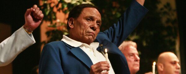 الفنان المصري عادل إمام وممثلون آخرون يحملون الشموع بعد انتهاء مسرحية بودي جارد على مسرح الزعيم بالجيزة مطلع الأول من آب / أغسطس 2006 تكريما لضحايا الغارات الجوية الإسرائيلية على بلدة قانا جنوب لبنان - سبوتنيك عربي