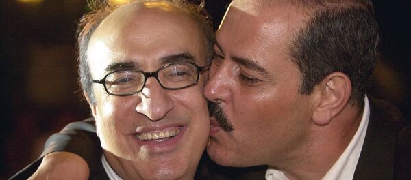 الفنان التونسي، لطفي بوشناق، يقبل الموسيقار اللبناني، إلياس الرحباني - سبوتنيك عربي