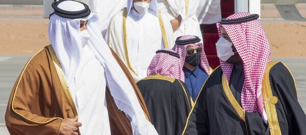 عناق حار بين ولي العهد السعودي الأمير محمد بن سبلمان وأمير قطر الشيخ تميم بن حمد في مطار العلا - سبوتنيك عربي