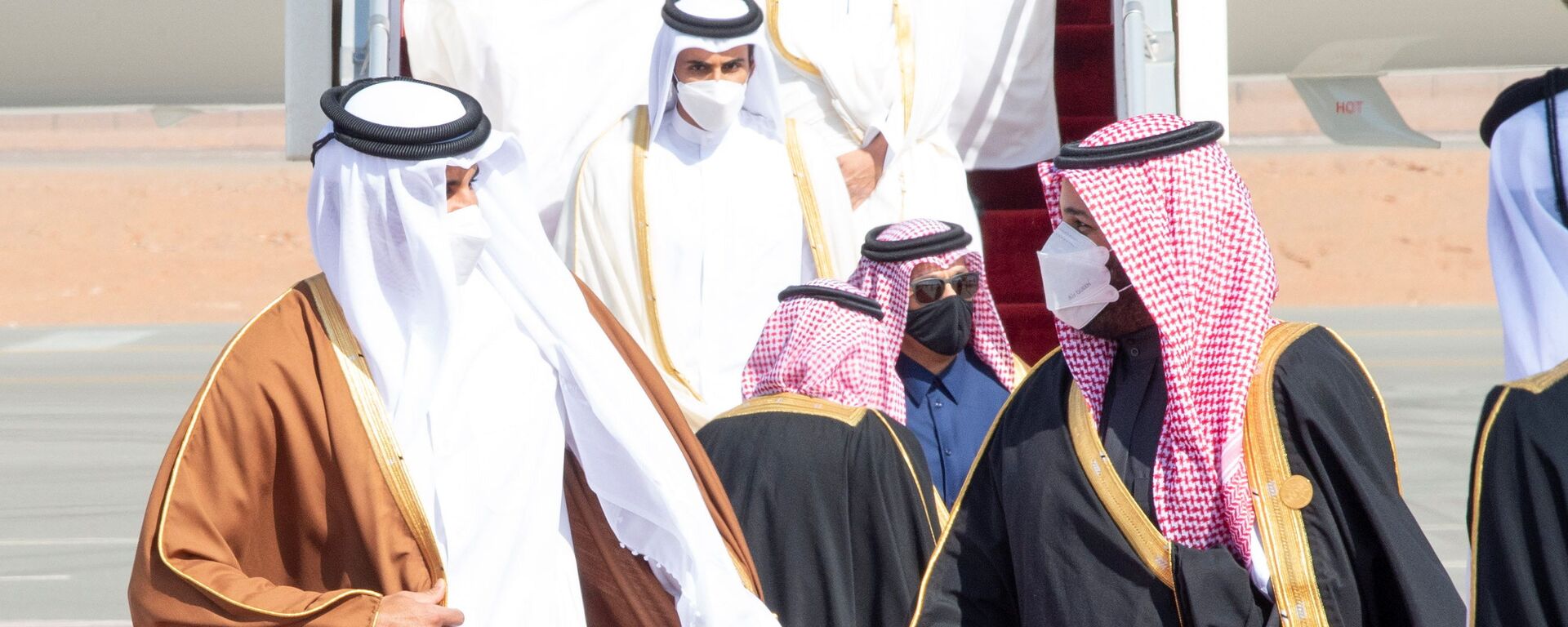 لي العهد السعودي، الأمير محمد بن سلمان، يستقبل أمير قطر، الشيخ تميم بن حمد آل ثاني، لدى وصوله لحضور القمة 41 لمجلس التعاون الخليجي في العلا، المملكة العربية السعودية، 5 يناير/ كانون الثاني 2021 - سبوتنيك عربي, 1920, 03.02.2021