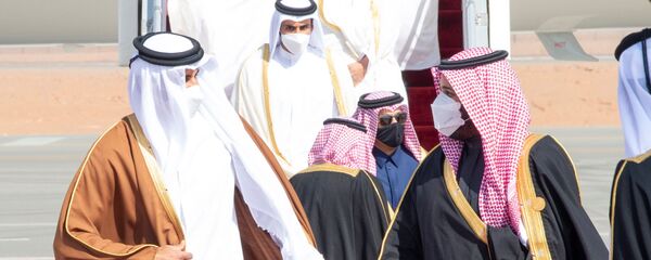 لي العهد السعودي، الأمير محمد بن سلمان، يستقبل أمير قطر، الشيخ تميم بن حمد آل ثاني، لدى وصوله لحضور القمة 41 لمجلس التعاون الخليجي في العلا، المملكة العربية السعودية، 5 يناير/ كانون الثاني 2021 - سبوتنيك عربي