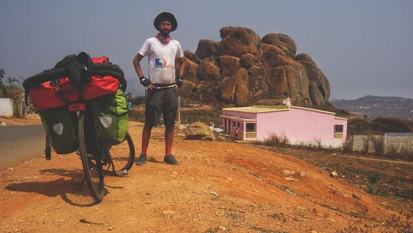 رحالة مغربي يجوب القارة الأفريقية على دراجة هوائية  - سبوتنيك عربي