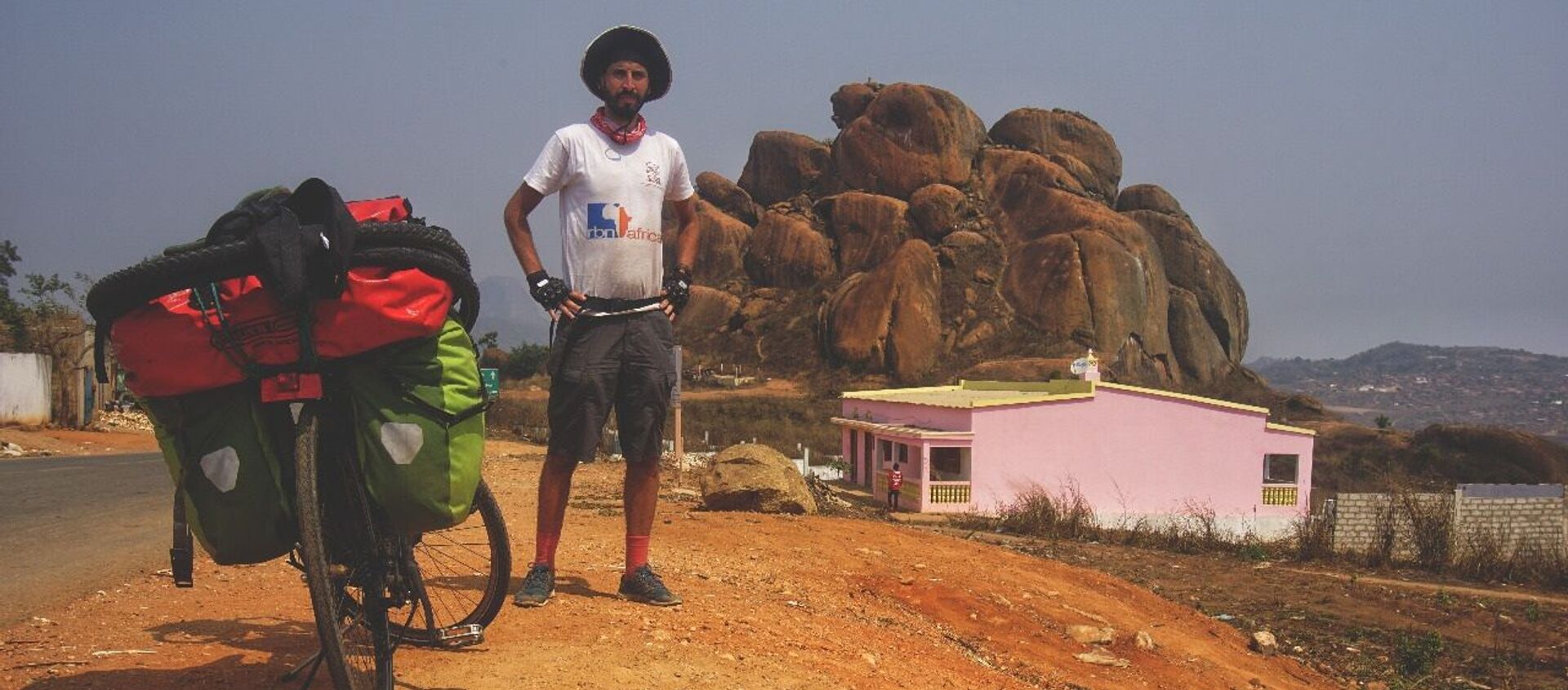 رحالة مغربي يجوب القارة الأفريقية على دراجة هوائية رحالة مغربي يجوب القارة الأفريقية على دراجة هوائية - سبوتنيك عربي, 1920, 05.01.2021