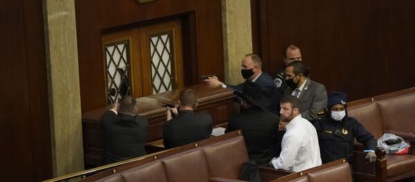 شرطة الكونغرس تشهر سلاحها في مواجهة المقتحمين شرطة الكونغرس تشهر سلاحها في مواجهة المقتحمين - سبوتنيك عربي