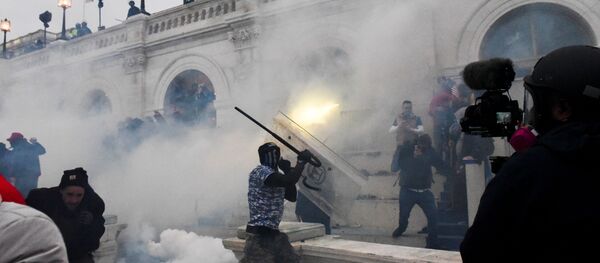 تفريق تجمع لأنصار الرئيس الأمريكي دونالد ترامب أمام مبنى الكابيتول الأمريكي بالغاز المسيل للدموع - سبوتنيك عربي