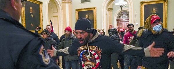 مؤيدو ترامب يقتحمون مبنى الكابيتول مؤيدو ترامب يقتحمون مبنى الكابيتول - سبوتنيك عربي
