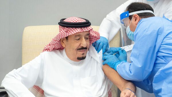 العاهل السعودي، الملك سلمان بن عبد العزيز أثناء تلقيه الجرعة الأولى من اللقاح المضاد لفيروس كورونا المستجد، 8 يناير/ كانون الثاني 2020 - سبوتنيك عربي