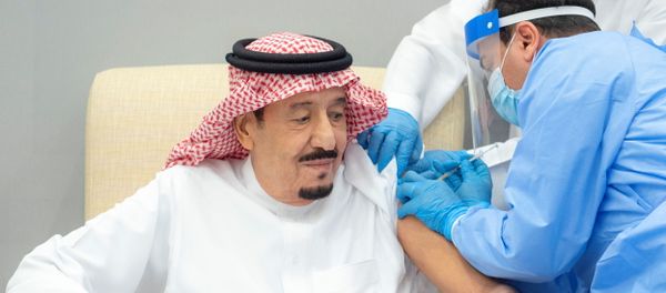 العاهل السعودي، الملك سلمان بن عبد العزيز أثناء تلقيه الجرعة الأولى من اللقاح المضاد لفيروس كورونا المستجد، 8 يناير/ كانون الثاني 2020 العاهل السعودي، الملك سلمان بن عبد العزيز أثناء تلقيه الجرعة الأولى من اللقاح المضاد لفيروس كورونا المستجد، 8 يناير/ كانون الثاني 2020 - سبوتنيك عربي