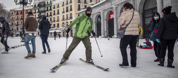 أقوى عاصفة ثلجية في مدريد منذ 80 عاما، إسبانيا 9 يناير 2021 - سبوتنيك عربي