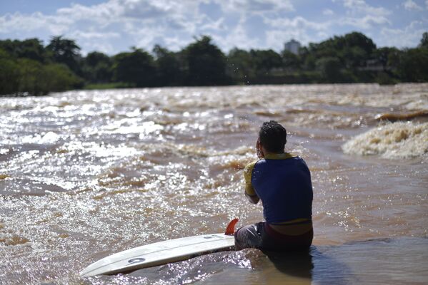 راكب الأمواج البرازيلي باولو غويدو على نهر دوسي في محافظة غوفيرنادور فالاداريس، البرازيل، 9 يناير 2021 راكب الأمواج البرازيلي باولو غويدو على نهر دوسي في محافظة غوفيرنادور فالاداريس، البرازيل، 9 يناير 2021 - سبوتنيك عربي