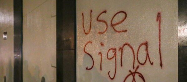 رسم على الحائط غرافيتي في ولاية كاليفورنيا الأمريكية يدعو لاستخدام تطبيق المراسلة سيغنال، 2017 رسم على الحائط غرافيتي في ولاية كاليفورنيا الأمريكية يدعو لاستخدام تطبيق المراسلة سيغنال، 2017 - سبوتنيك عربي