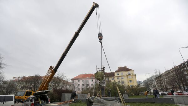 إزالة النصب التذكاري للمارشال السوفياتي إيفان كونيف في براغ - سبوتنيك عربي