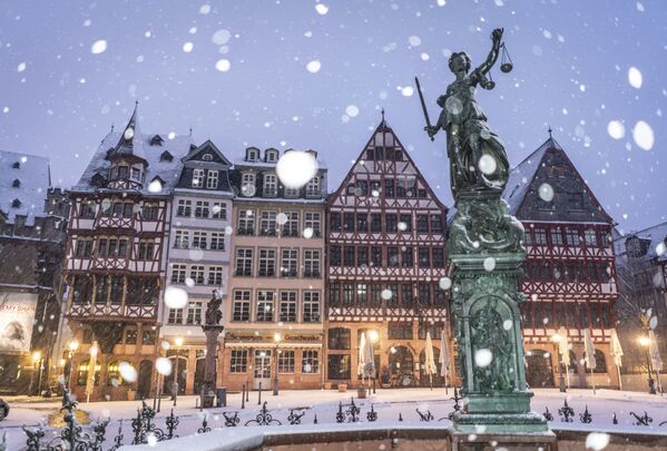 تمثال العدل في ميدان رومربرغ في أحد أيام تساقط الثلج الكثيف في فرانكفورت، ألمانيا، 12 يناير 2021 - سبوتنيك عربي