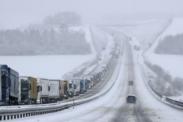 الشاحنات تقف في طابور في طريقها بين شليوسنغن وإيسفيلد على الطريق السريع 73 بالقرب من سوهل بألمانيا، 12 يناير 2021. - سبوتنيك عربي