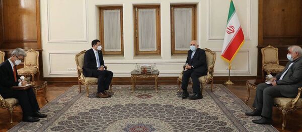 وزير الخارجية الإيراني محمد جواد ظريف مع تشوي جونغ كون، النائب الأول لوزير خارجية كوريا الجنوبية في طهران - سبوتنيك عربي