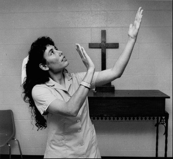 خسرت كارلا فايه تاكر، التي تظهر في هذه الصورة غير المؤرخة، في غايتسفيل، بولاية تكساس، استئنافًا يوم الاثنين الموافق 8 ديسمبر 1997، أمام المحكمة العليا الأمريكية، مما مهد الطريق لإعدام امرأة لأول مرة في تكساس منذ عام 1863. وأدينت تاكر بتهمة قتل رجل من هيوستن بفأس عام 1983 . - سبوتنيك عربي