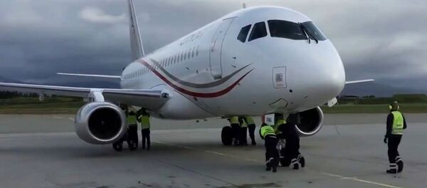 مجموعة من الأشخاص يحركون طائرة متوقفة - سبوتنيك عربي