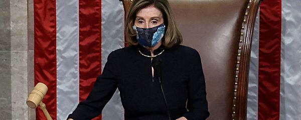 رئيسة مجلس النواب الأمريكي، نانسي بيلوسي بعد تصويت المجلس لصالح إقرار تشريع ينص على مساءلة الرئيس الحالي، دونالد ترامب، الكونغرس، واشنطن، 13 يناير 2021 - سبوتنيك عربي