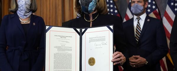 رئيسة مجلس النواب الأمريكي، نانسي بيلوسي بعد تصويت المجلس لصالح إقرار تشريع ينص على مساءلة الرئيس الحالي، دونالد ترامب، الكونغرس، واشنطن، 13 يناير 2021 - سبوتنيك عربي