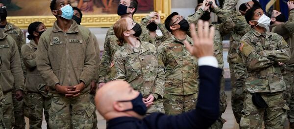 توافد قوات الحرس الوطني إلى مبنى الكابيتول في العاصمة الأمريكية واشنطن، قبل مراسم تنصيب الرئيس المنتخب جو بايدن رئيسا للبلاد، 13 يناير 2021 - سبوتنيك عربي