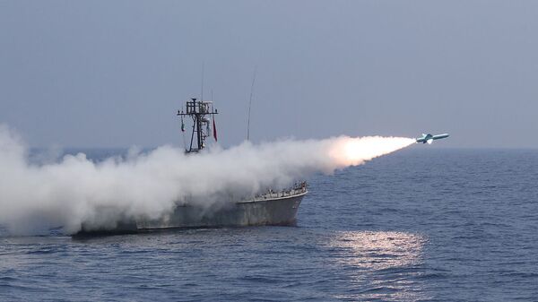 الجيش الإيراني يطلق صواريخ كروز في مناورات الاقتدار البحري 99 المقامة في بحر عمان - سبوتنيك عربي
