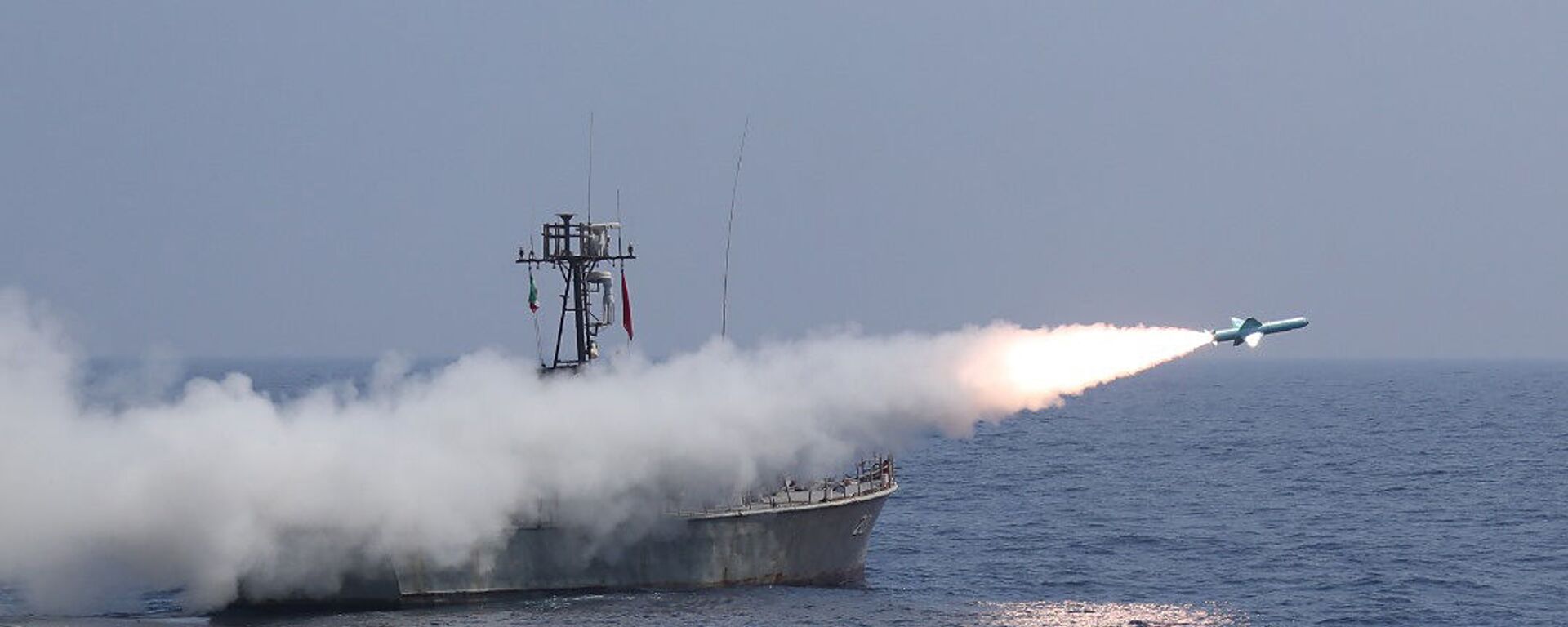الجيش الإيراني يطلق صواريخ كروز في مناورات الاقتدار البحري 99 المقامة في بحر عمان - سبوتنيك عربي, 1920, 14.01.2021