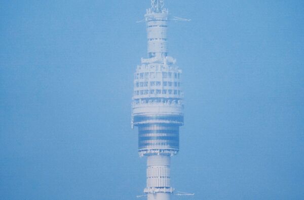 برج أوستانكينو للبث التلفزيوني في موسكو مغطى بطبقة من الجليد، 13 يناير 2021 - سبوتنيك عربي