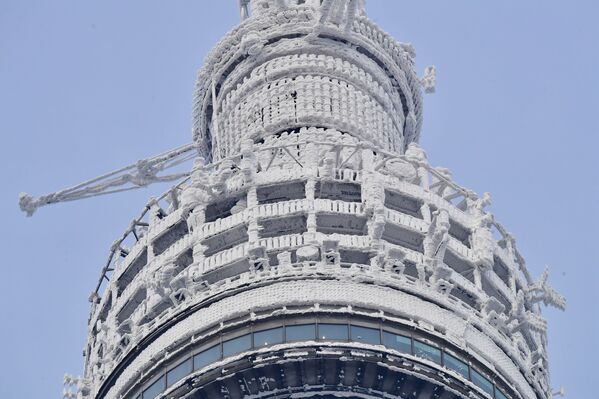 برج أوستانكينو للبث التلفزيوني في موسكو مغطى بطبقة من الجليد، 13 يناير 2021 - سبوتنيك عربي