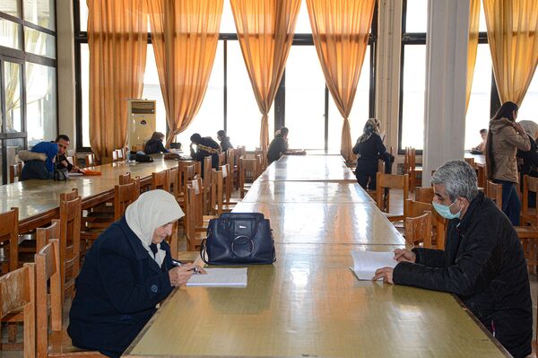 نجلاء... طالبة جامعية سورية تنتظر التخرج مع بداية عقدها التاسع... فيديو وصور - سبوتنيك عربي