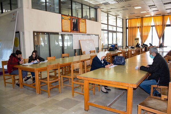 نجلاء... طالبة جامعية سورية تنتظر التخرج مع بداية عقدها التاسع... فيديو وصور - سبوتنيك عربي