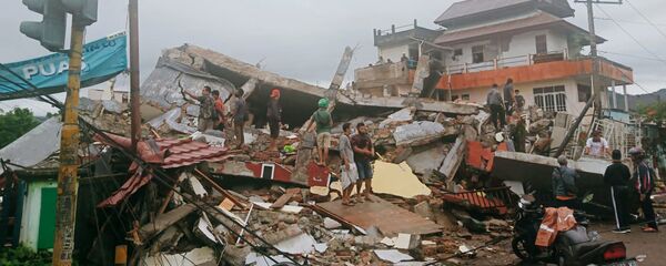 تداعيات زلزال قوي ضرب مدينة ماموجو، إندونيسيا، 14 يناير 2021 - سبوتنيك عربي