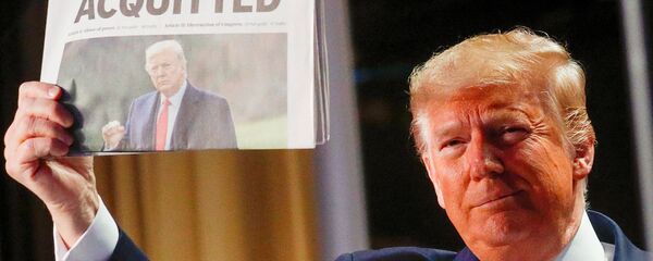 Альт: الرئيس الأمريكي، دونالد ترامب، يحمل نسخة من الصفحة الأولى لصحيفة يو إس إيه توداي تظهر أنباء تبرئته في محاكمة عزله في مجلس الشيوخ 6 فبراير 2020 Альт: الرئيس الأمريكي، دونالد ترامب، يحمل نسخة من الصفحة الأولى لصحيفة يو إس إيه توداي تظهر أنباء تبرئته في محاكمة عزله في مجلس الشيوخ 6 فبراير 2020 - سبوتنيك عربي