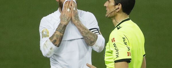 سيرخيو راموس قائد ريال مدريد مع حكم مباراة نصف نهائي كأس ملك إسبانيا - سبوتنيك عربي