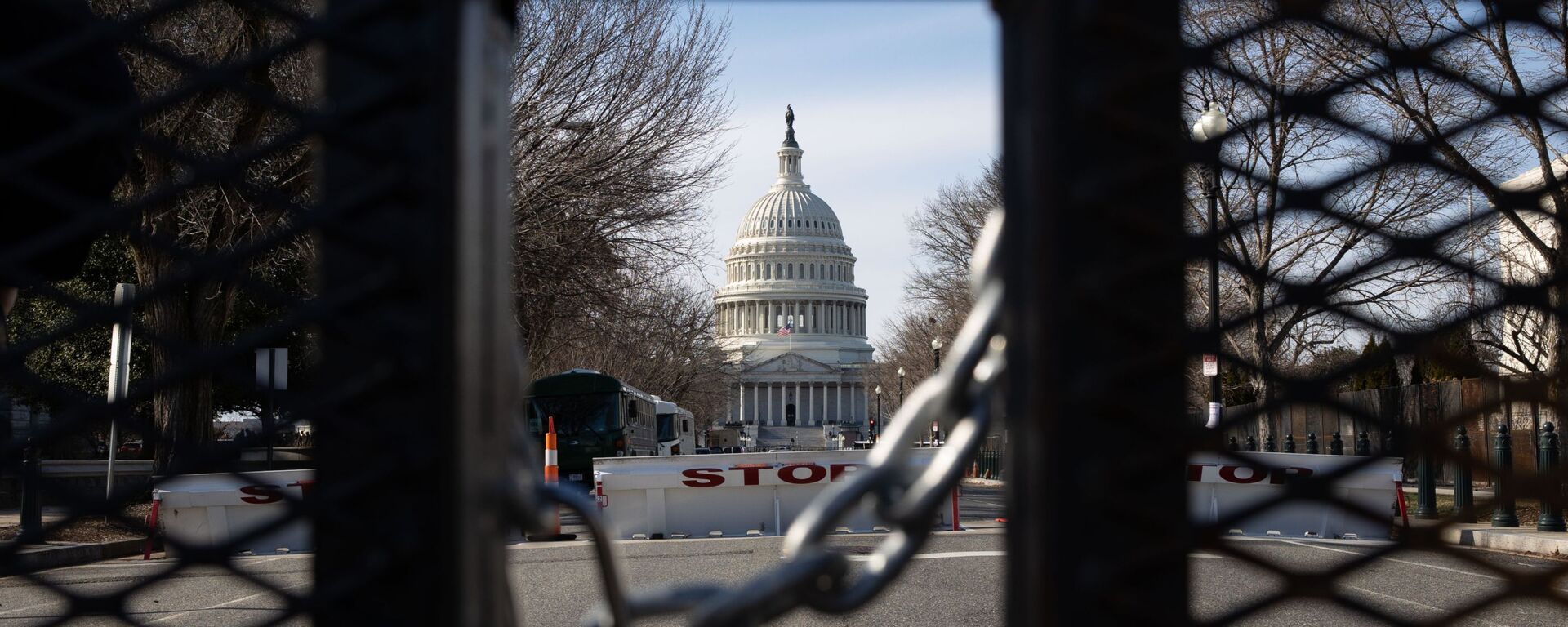 توافد قوات الحرس الوطني إلى مبنى الكابيتول في العاصمة الأمريكية واشنطن، قبل مراسم تنصيب الرئيس المنتخب جو بايدن رئيسا للبلاد - سبوتنيك عربي, 1920, 16.07.2025