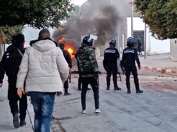 بعد مواجهات مع الشرطة... تونس تعلن اعتقال 242 فردا أغلبهم من القصر - سبوتنيك عربي