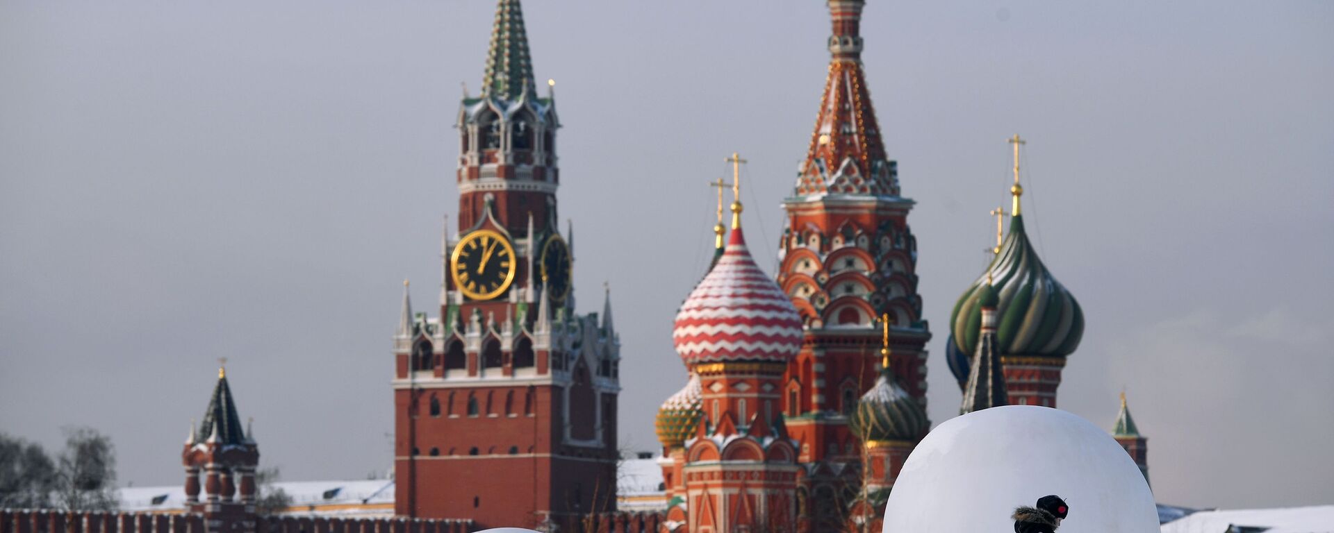كاتدرائية القديس باسيل وبرج سباسكايا على خلفية الكرملين في موسكو، روسيا 15 يناير 2021 - سبوتنيك عربي, 1920, 22.03.2021