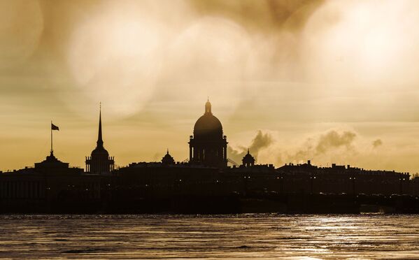 منظر لكاتدرائية القديس إسحاق (في الوسط) ومبنى الأميرالية الرئيسي (يسار) في سانت بطرسبورغ، روسيا 14 يناير 2021 - سبوتنيك عربي