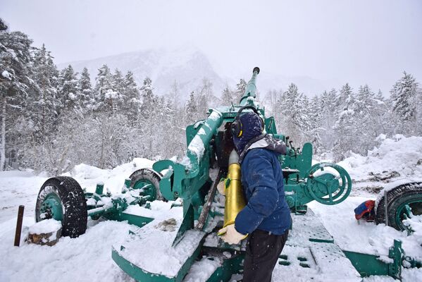موظف من الوحدة شبه العسكرية الروسية لمكافحة الانهيار الجليدي في جبال إلبروس، يوجه مدفع كا إس-19من عيار 100 ملم، إلى سفح الجبل للتخلص القسري للثلوج في جمهورية كباردينو - بلكاريا، روسيا 15 يناير 2021 - سبوتنيك عربي