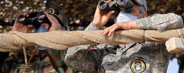 قائد الجيش الإيراني عبد الرحيم موسوي خلال مناورات الاقتدار 99 للقوة البرية للجيش الإيراني في سواحل مكران جنوبي شرق إيران، 19 يناير 2021 قائد الجيش الإيراني عبد الرحيم موسوي خلال مناورات الاقتدار 99 للقوة البرية للجيش الإيراني في سواحل مكران جنوبي شرق إيران، 19 يناير 2021 - سبوتنيك عربي