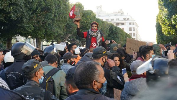 مسيرة احتجاجية بشارع الحبيب بورقيبة مسيرة احتجاجية بشارع الحبيب بورقيبة - سبوتنيك عربي