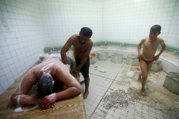 الحمام العراقي، وهو حمام بخار تقليدي، وسط انتشار مرض فيروس كورونا (كوفيد-19) في النجف، العراق، 15 يناير/ كانون الثاني 2021 - سبوتنيك عربي