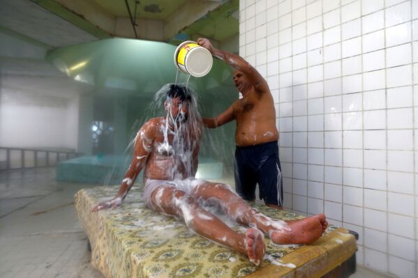 الحمام العراقي، وهو حمام بخار تقليدي، وسط انتشار مرض فيروس كورونا (كوفيد-19) في النجف، العراق، 15 يناير/ كانون الثاني 2021 - سبوتنيك عربي